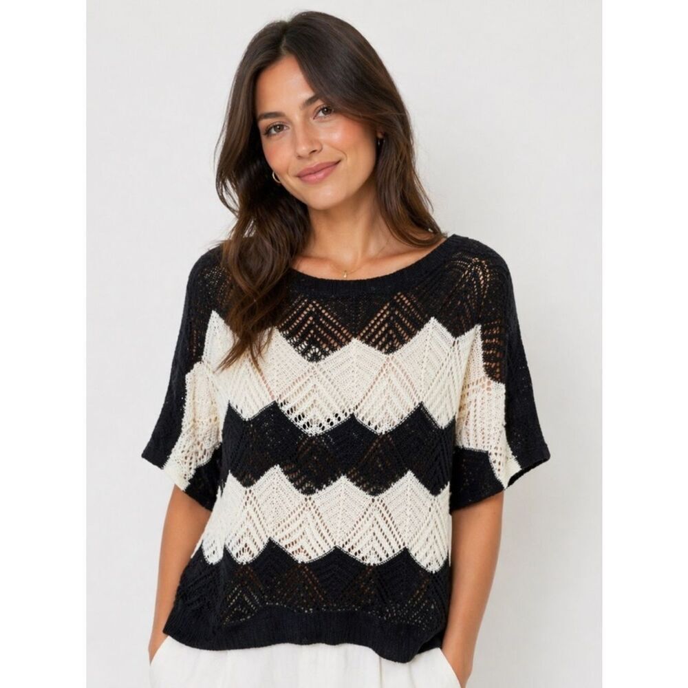 Color Swatch Black & Cream Crochet Style Cropped Top Size SM/M. NWT!